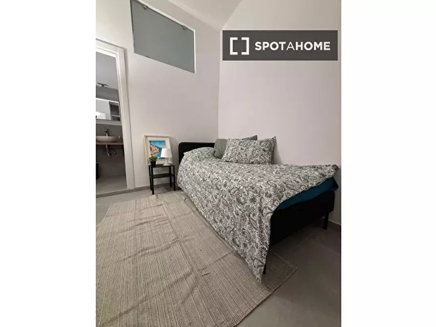 Immagine 8 di Camera condivisa in affitto  in P.za Cavour a Napoli