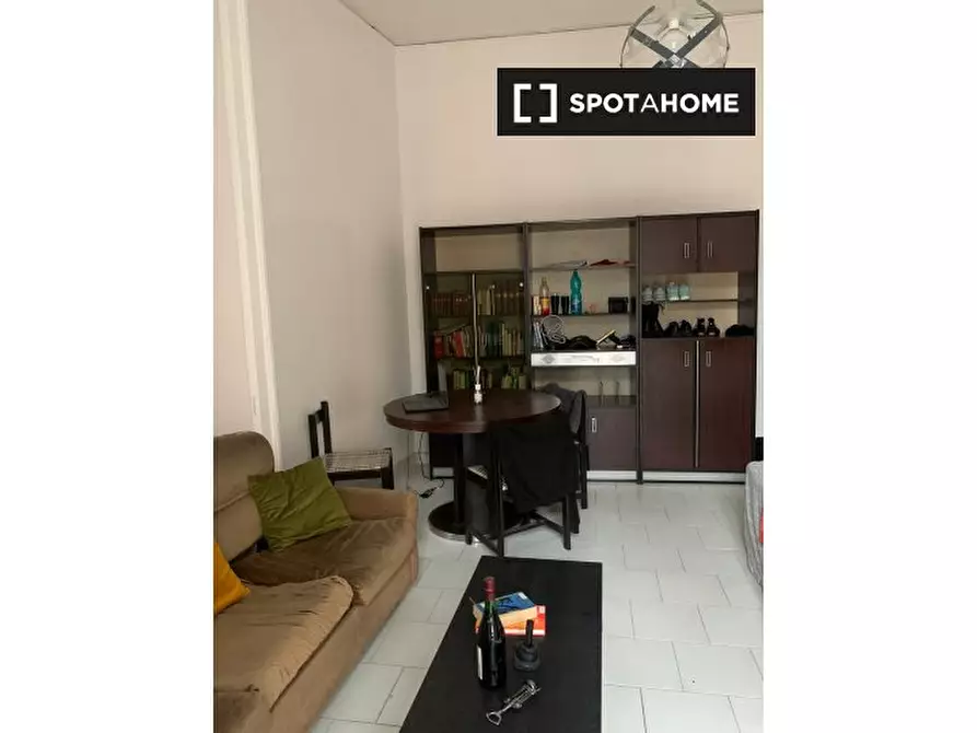 Immagine 8 di Camera condivisa in affitto  in Via Carminiello Al Mercato a Napoli