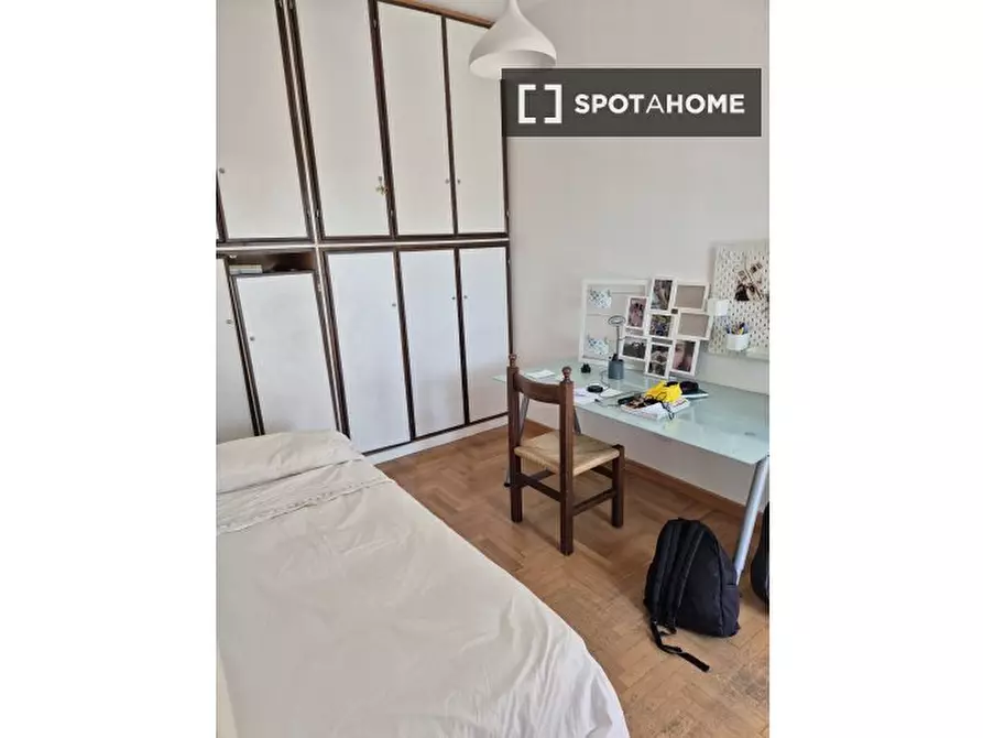 Immagine 5 di Camera condivisa in affitto  in Via Micone di Atene a Roma