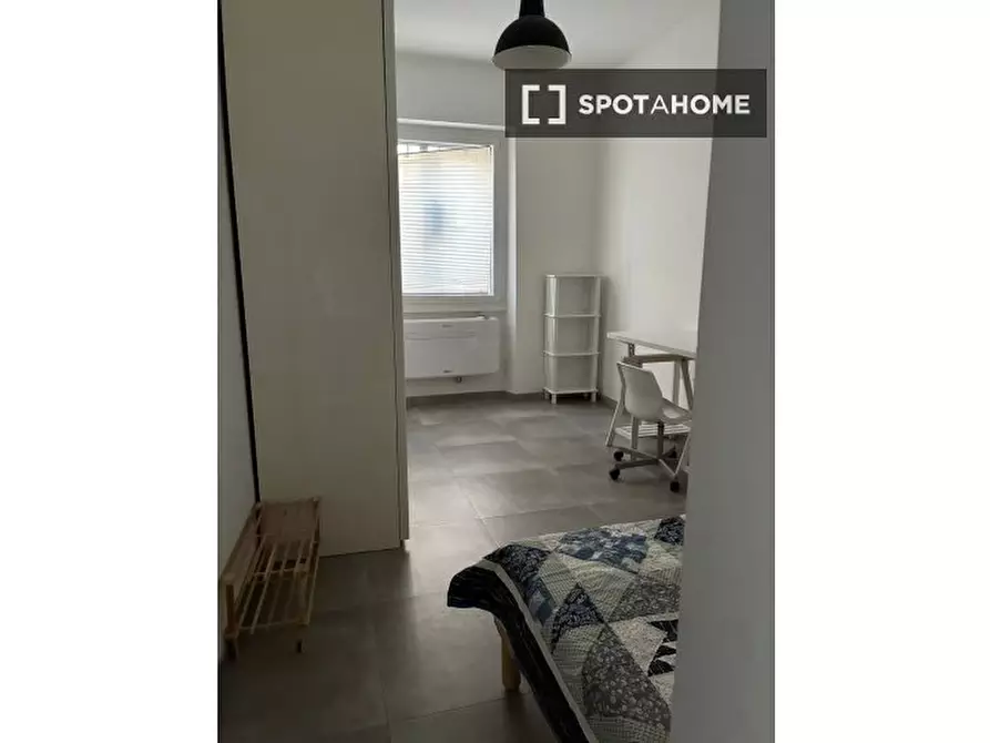 Immagine 2 di Camera condivisa in affitto  in Via Calimno a Roma