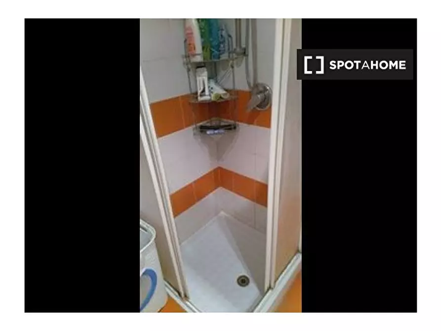 Immagine 8 di Camera condivisa in affitto  in Via Germanico a Roma