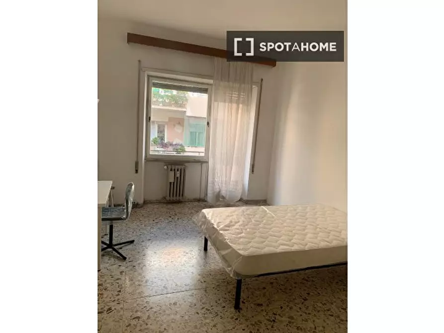 Immagine 17 di Camera condivisa in affitto  in Via dei Monti di Creta a Roma