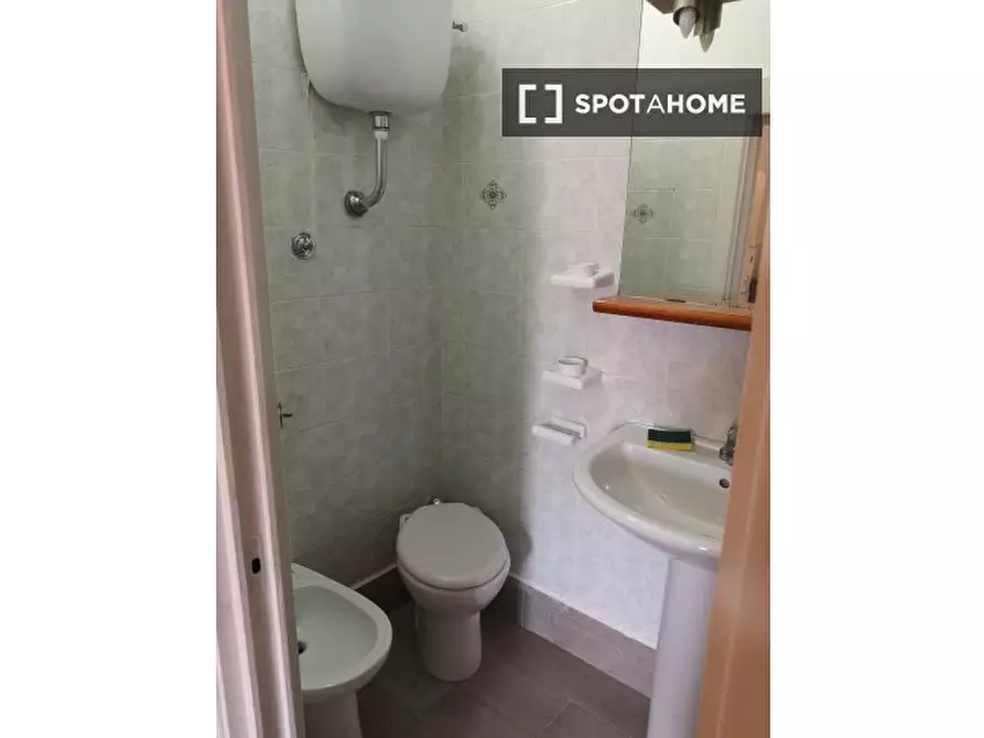 Immagine 5 di Camera condivisa in affitto  in Vico Melofioccolo a Napoli