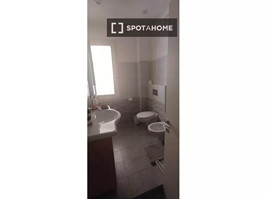 Immagine 5 di Camera condivisa in affitto  in Via Costituzione a Cagliari