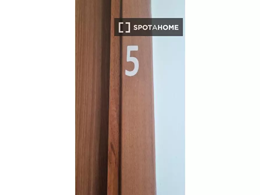 Immagine 2 di Camera condivisa in affitto  in Piazza Crocelle ai Mannesi a Napoli