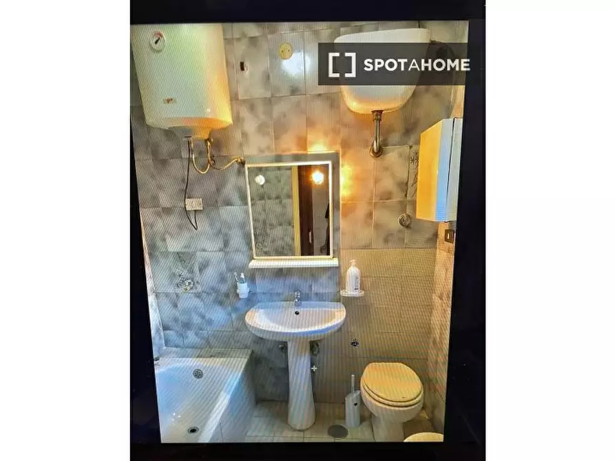 Immagine 11 di Camera condivisa in affitto  in P.za Cavour a Napoli