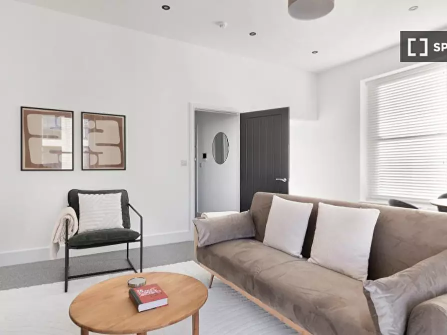 Immagine 2 di Appartamento in affitto  in a Russell Gardens a Hammersmith