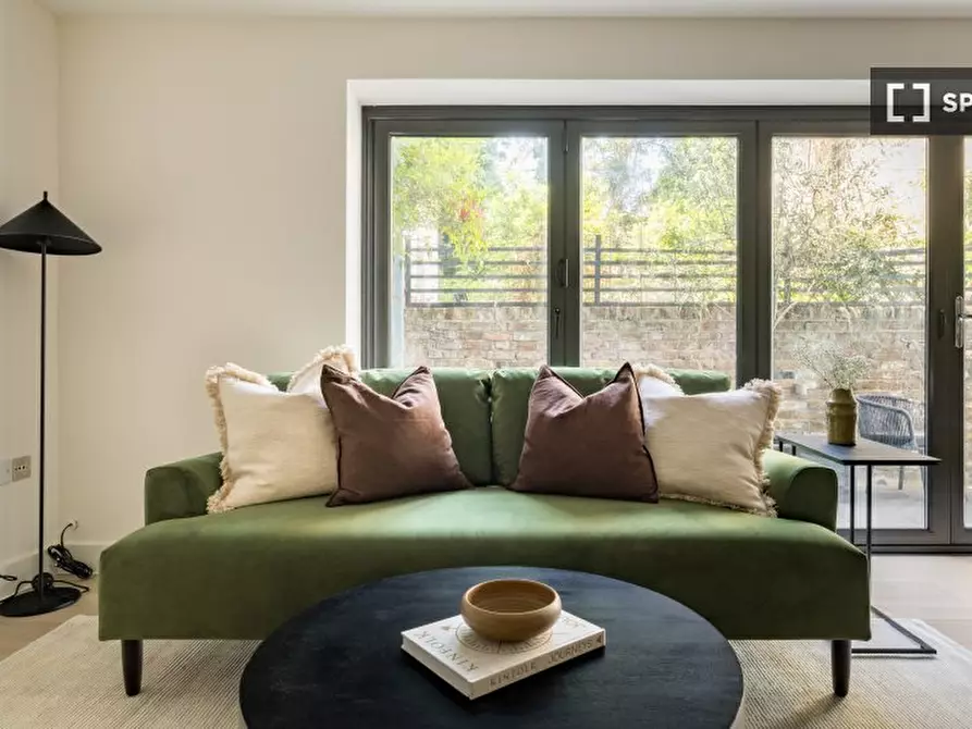 Immagine 9 di Appartamento in affitto  in Basing Street a Kensington
