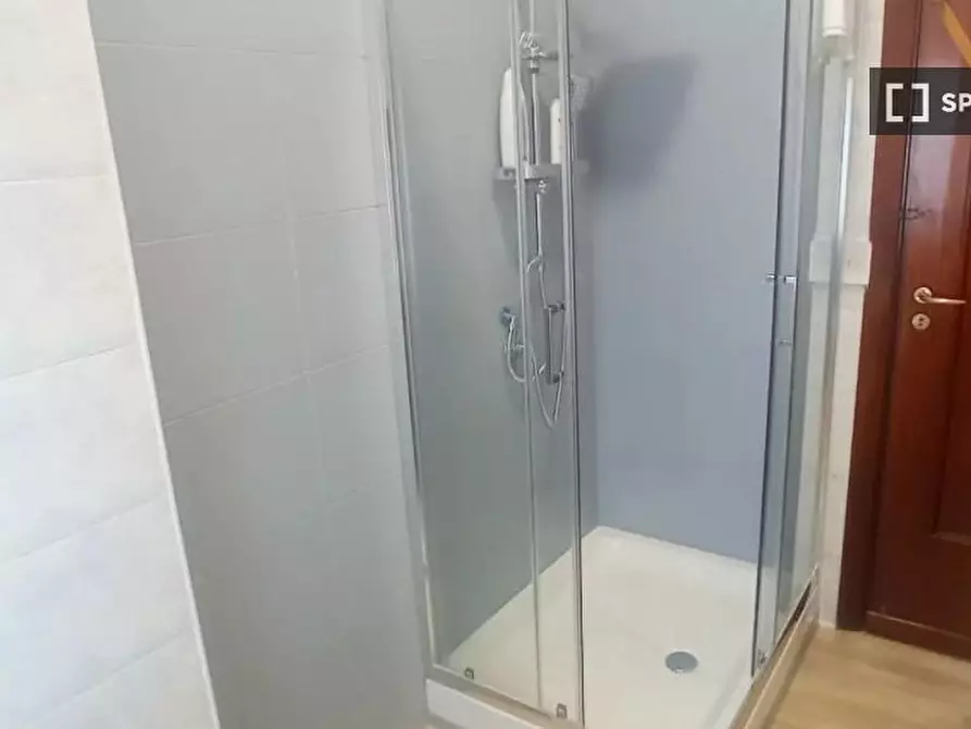 Immagine 8 di Camera condivisa in affitto  in Via Marco Aurelio Severino a Napoli