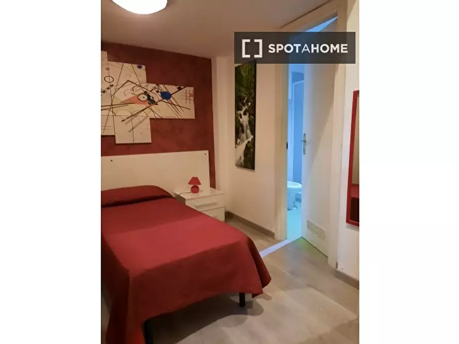 Immagine 17 di Camera condivisa in affitto  in Via Gaeta a Roma