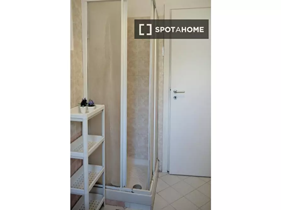 Immagine 18 di Camera condivisa in affitto  in Via Terracina n. fab. A - sc. H int. 27 a Napoli