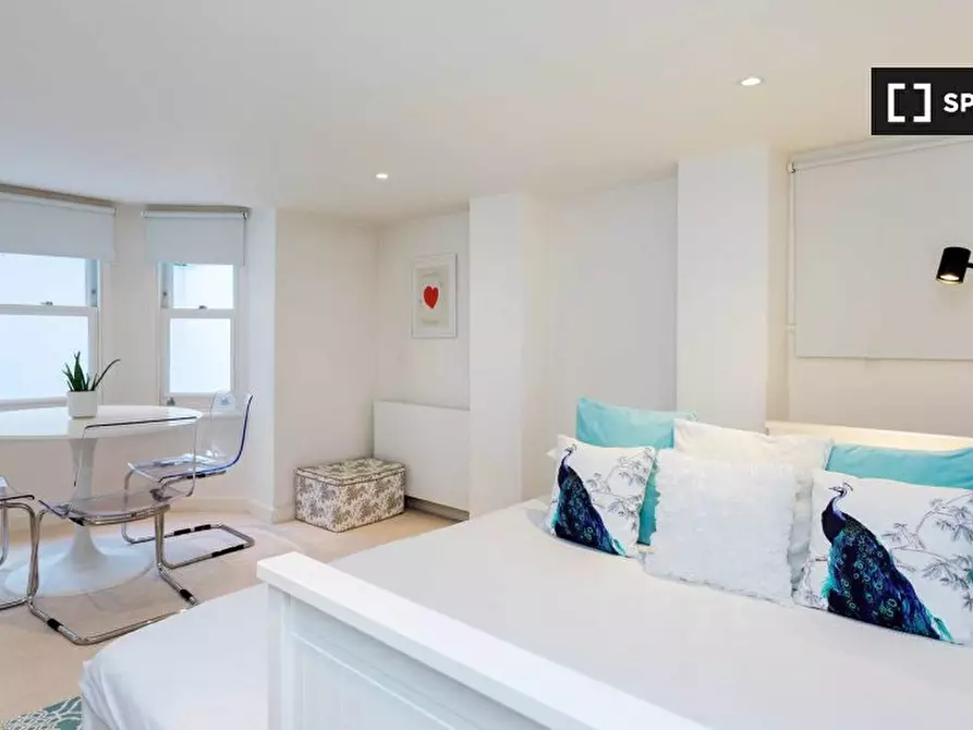 Immagine 1 di Appartamento in affitto  in Broomwood Road a Wandsworth