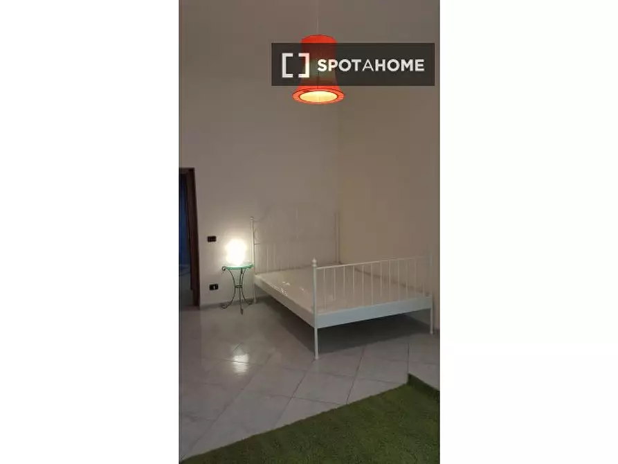 Immagine 5 di Camera condivisa in affitto  in Via Antonietta de Pace a Napoli