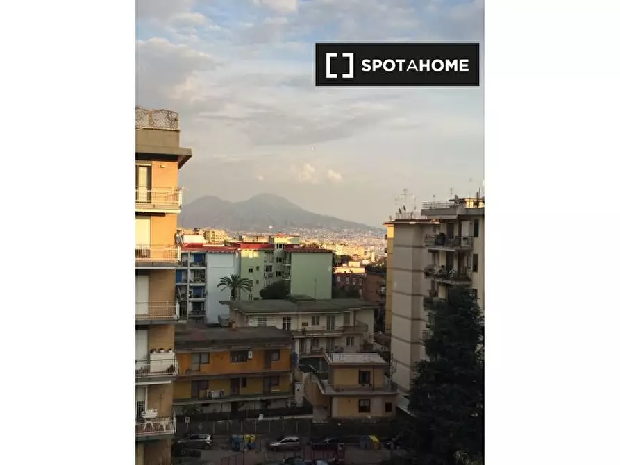 Immagine 2 di Camera condivisa in affitto  in Via Croce Rossa a Napoli