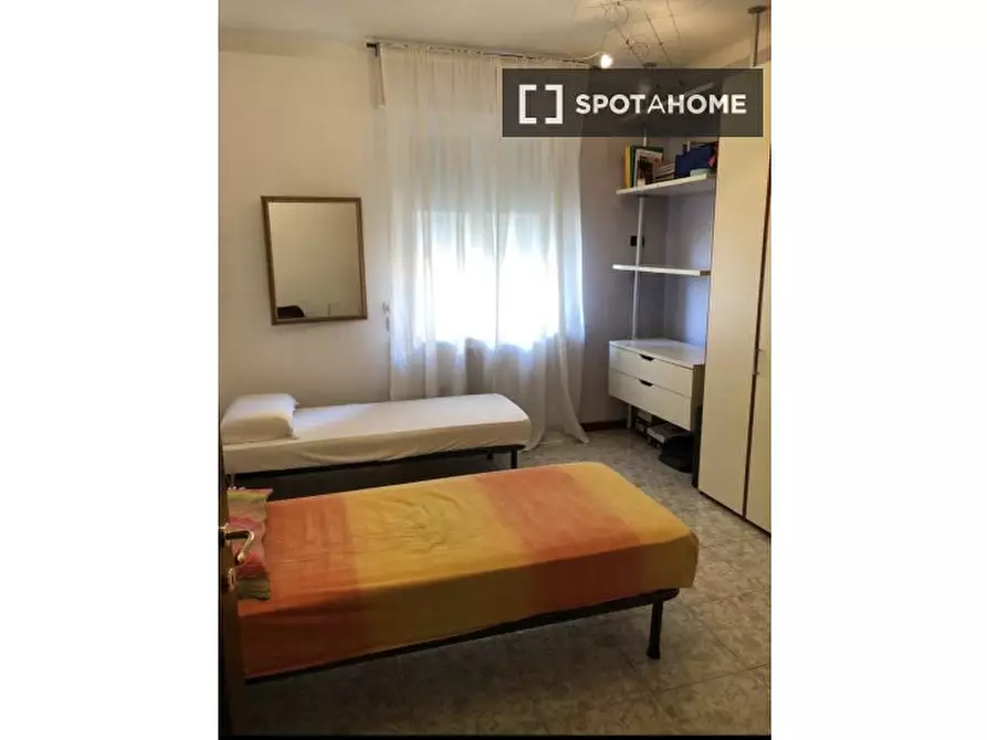 Immagine 1 di Camera condivisa in affitto  in Viale Giovanni Suzzani a Milano