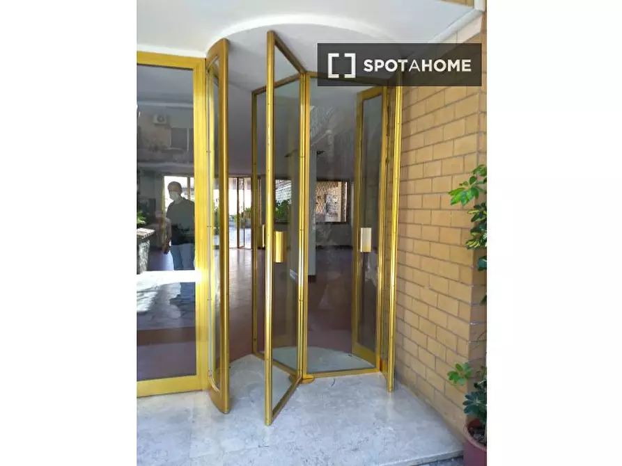 Immagine 15 di Camera condivisa in affitto  in Via Pian Due Torri a Roma