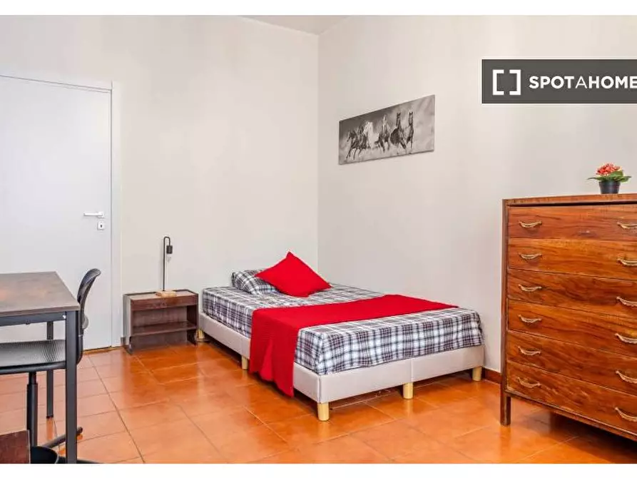 Immagine 2 di Camera condivisa in affitto  in Via Carolina Invernizio a Milano