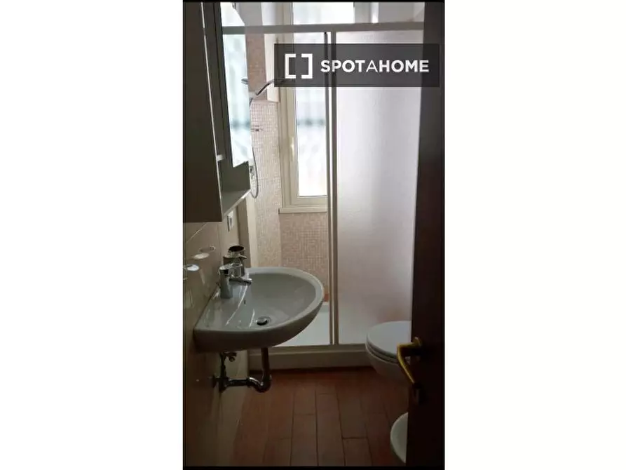 Immagine 5 di Camera condivisa in affitto  in Via Alghero a Roma