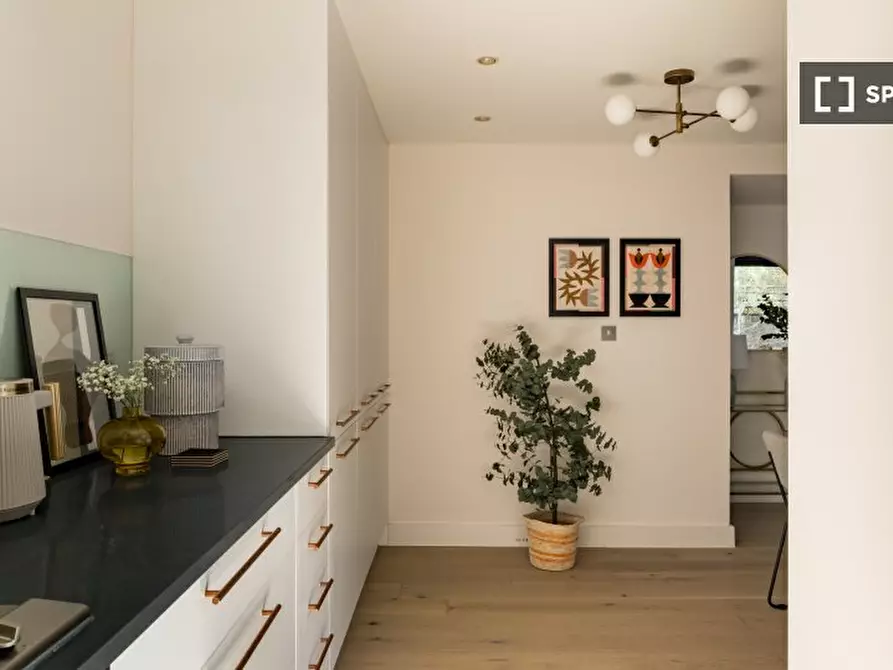 Immagine 15 di Appartamento in affitto  in Basing Street a Kensington