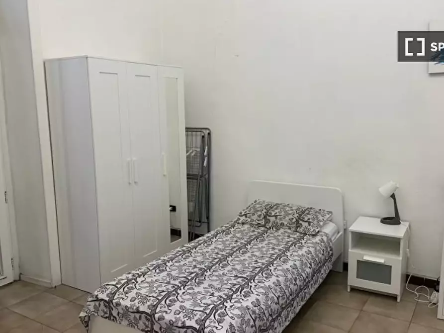 Immagine 1 di Camera condivisa in affitto  in Via Cesare Rosaroll a Napoli