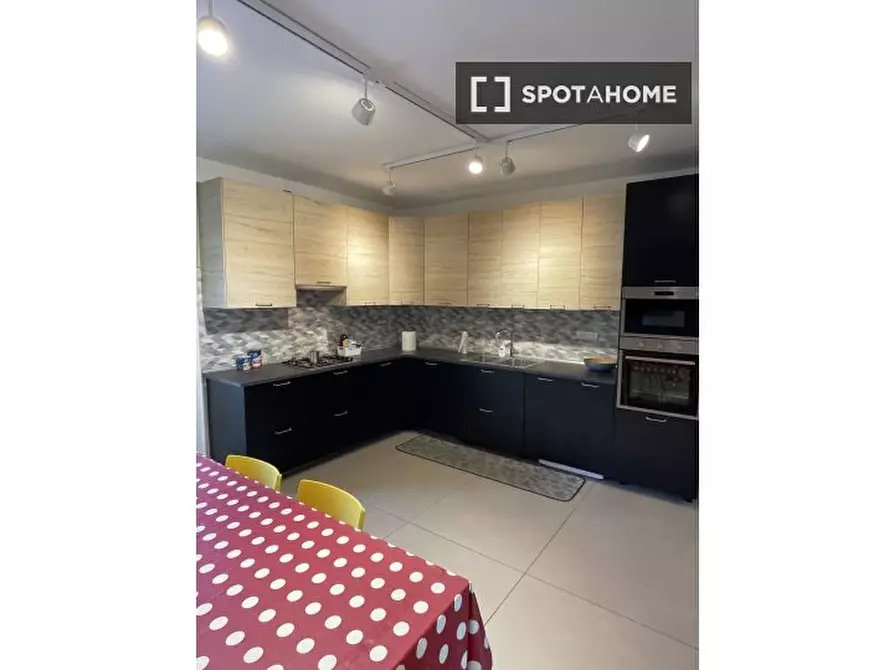 Immagine 5 di Camera condivisa in affitto  in Via Pasquale Frustaci a Napoli