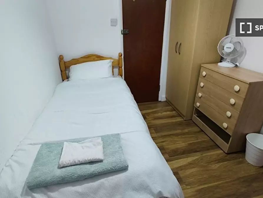 Immagine 11 di Camera condivisa in affitto  in Strattondale St a Poplar