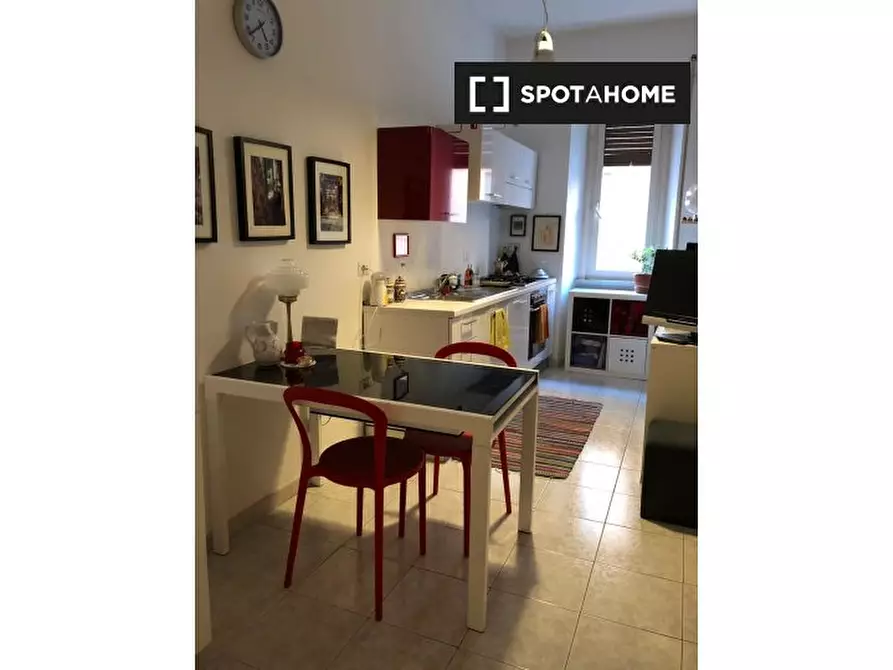 Immagine 2 di Camera condivisa in affitto  in Via Albalonga a Roma