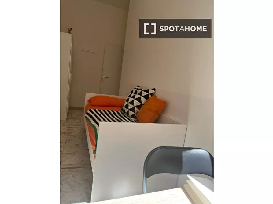 Immagine 2 di Camera condivisa in affitto  in Via Grazia Deledda a Cagliari