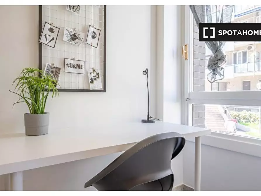 Immagine 11 di Camera condivisa in affitto  in Via Lorenteggio a Milano