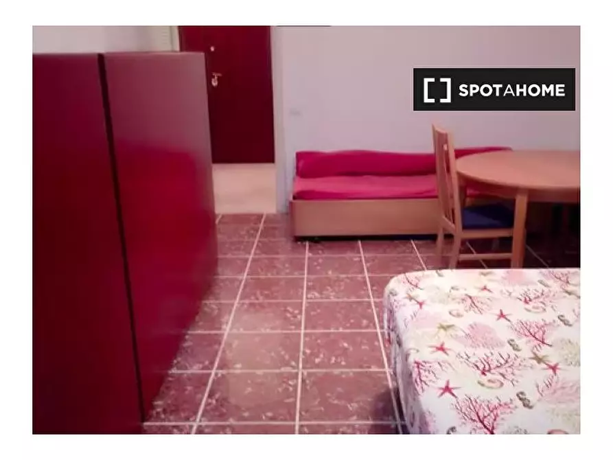 Immagine 2 di Camera condivisa in affitto  in Viale dei Quattro Venti a Roma