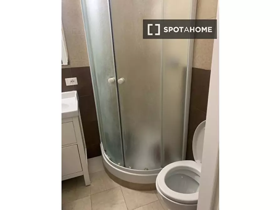 Immagine 13 di Camera condivisa in affitto  in Via Agrigento a Roma