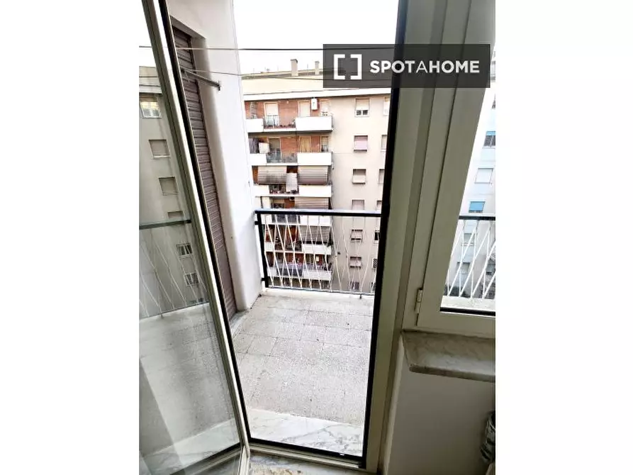 Immagine 2 di Camera condivisa in affitto  in Via Licinio Stolone a Roma