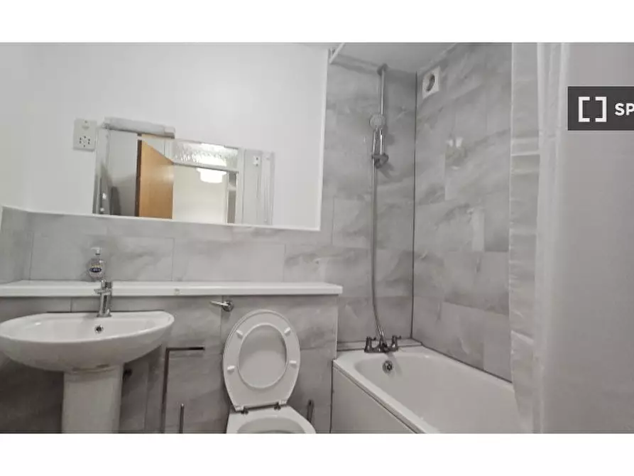 Immagine 15 di Appartamento in affitto  in Chaseley Dr a Hounslow