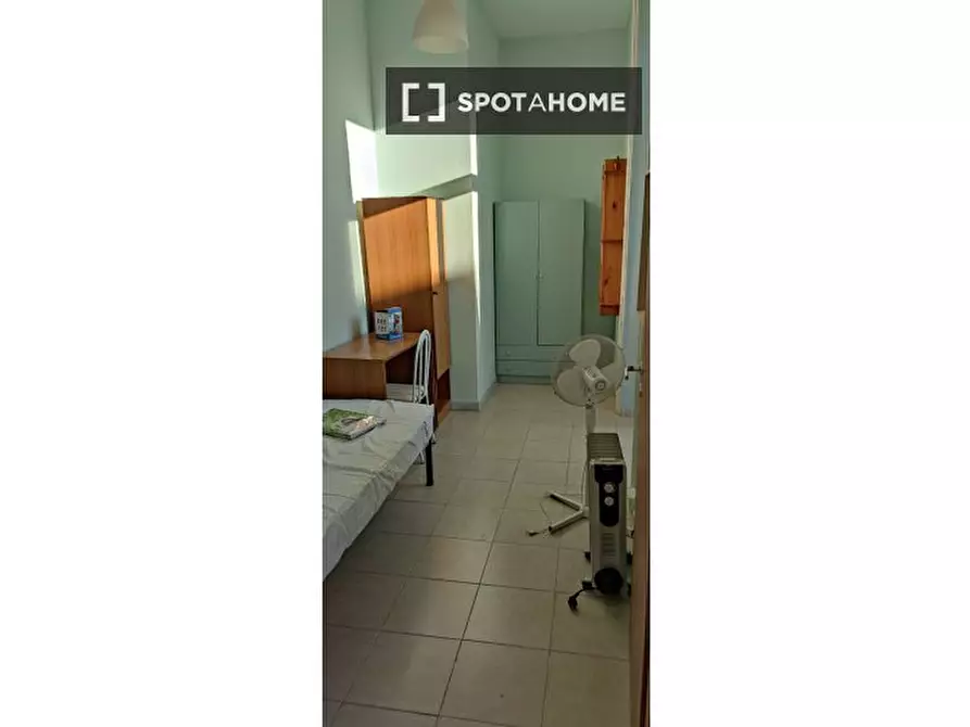 Immagine 1 di Camera condivisa in affitto  in Piazza Crocelle ai Mannesi a Napoli