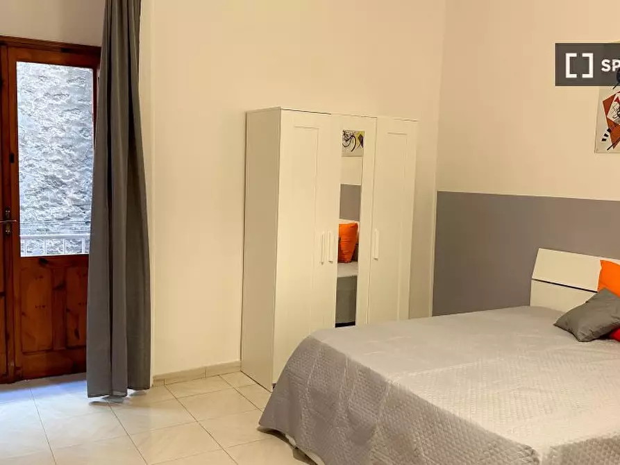 Immagine 19 di Camera condivisa in affitto  in Vico Sedil Capuano a Napoli