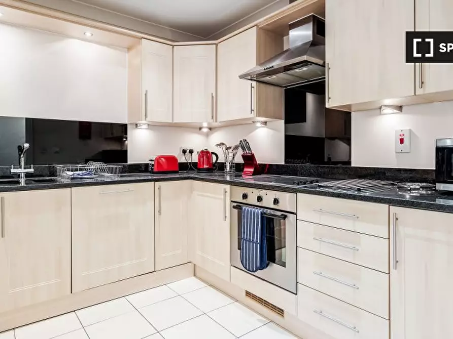 Immagine 6 di Appartamento in affitto  in Leret Way a Leatherhead