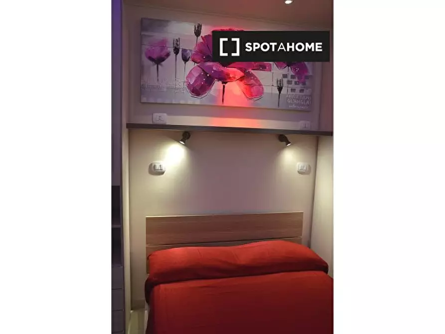 Immagine 3 di Camera condivisa in affitto  in Via Vetulonia a Roma