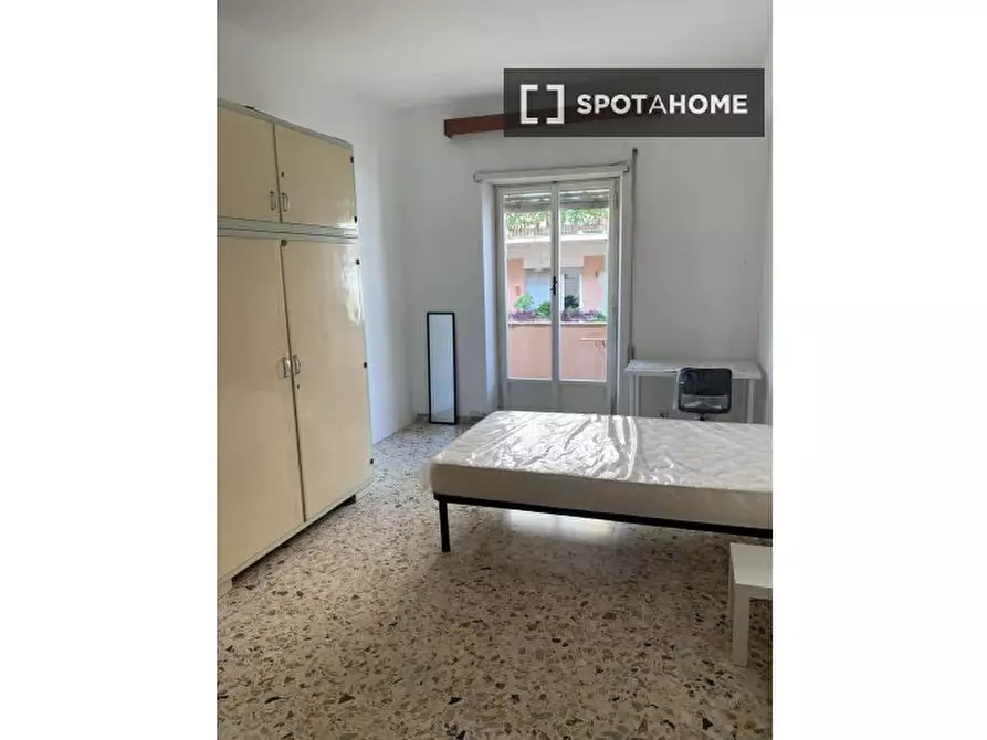 Immagine 1 di Camera condivisa in affitto  in Via dei Monti di Creta a Roma