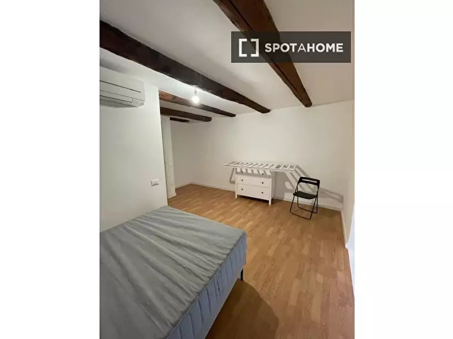 Immagine 3 di Camera condivisa in affitto  in P.za Dante a Napoli