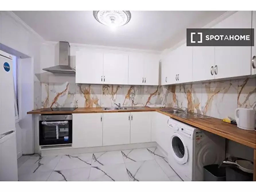 Immagine 3 di Camera condivisa in affitto  in Strattondale St a Poplar