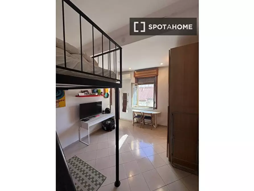 Immagine 1 di Ufficio in affitto  in Via Santa Teresa degli Scalzi a Napoli