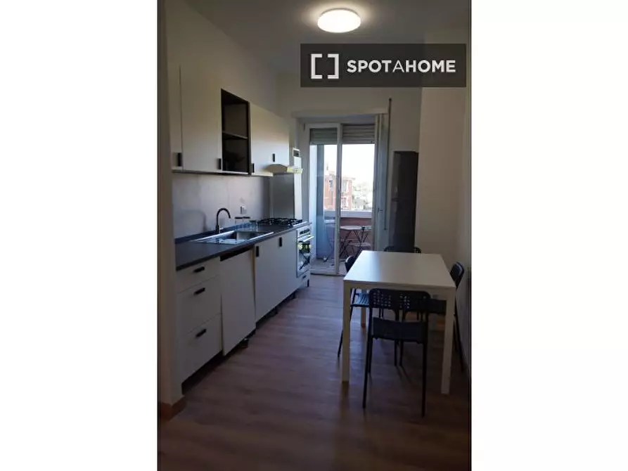 Immagine 16 di Camera condivisa in affitto  in Via Salvatore Pincherle a Roma