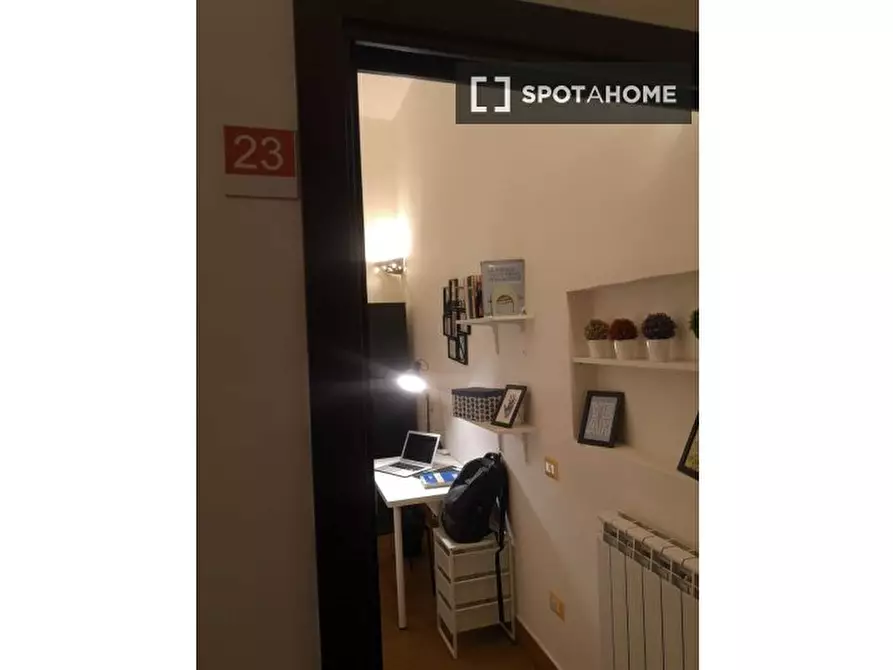 Immagine 19 di Camera condivisa in affitto  in Via Enrico Pessina n. a Napoli