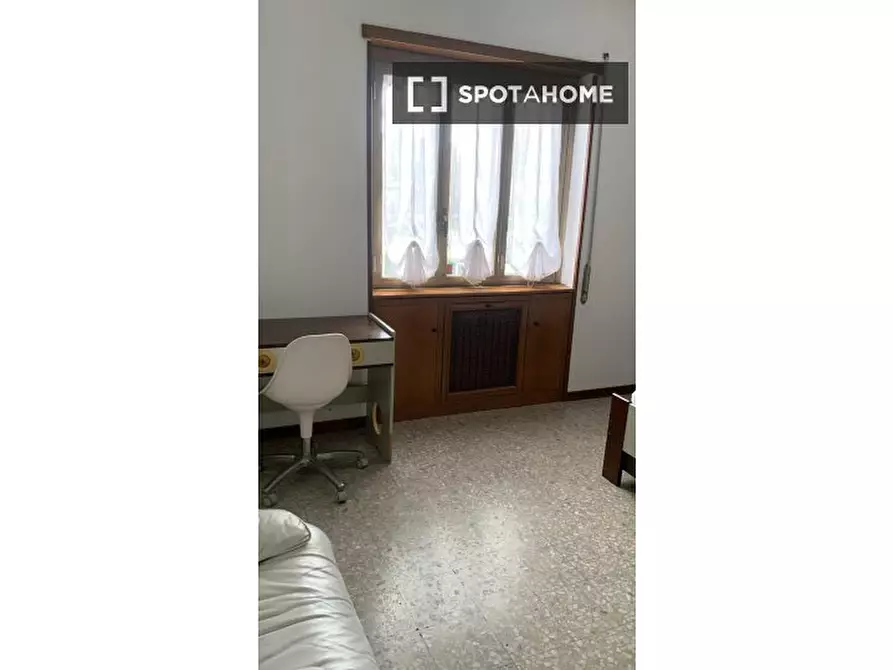 Immagine 3 di Camera condivisa in affitto  in Via Cornelio Sisenna a Roma