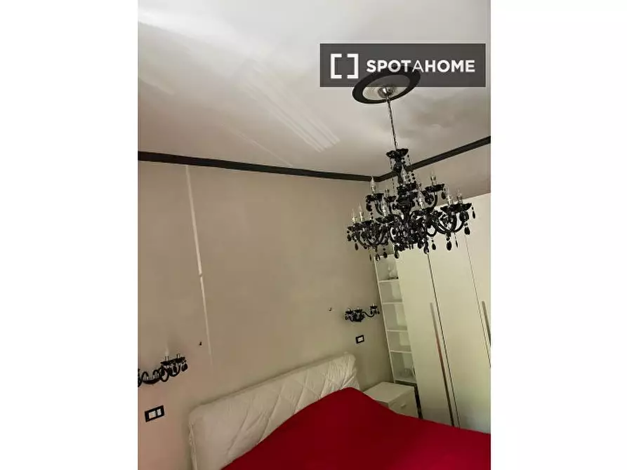 Immagine 2 di Camera condivisa in affitto  in Via dei Campi Flegrei a Roma