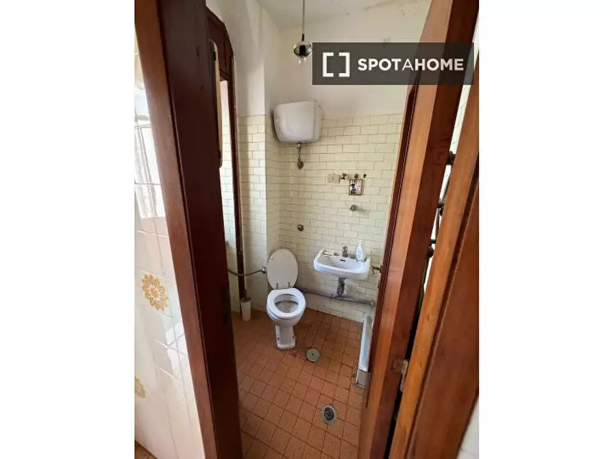 Immagine 9 di Camera condivisa in affitto  in Via Adolfo Omodeo a Napoli