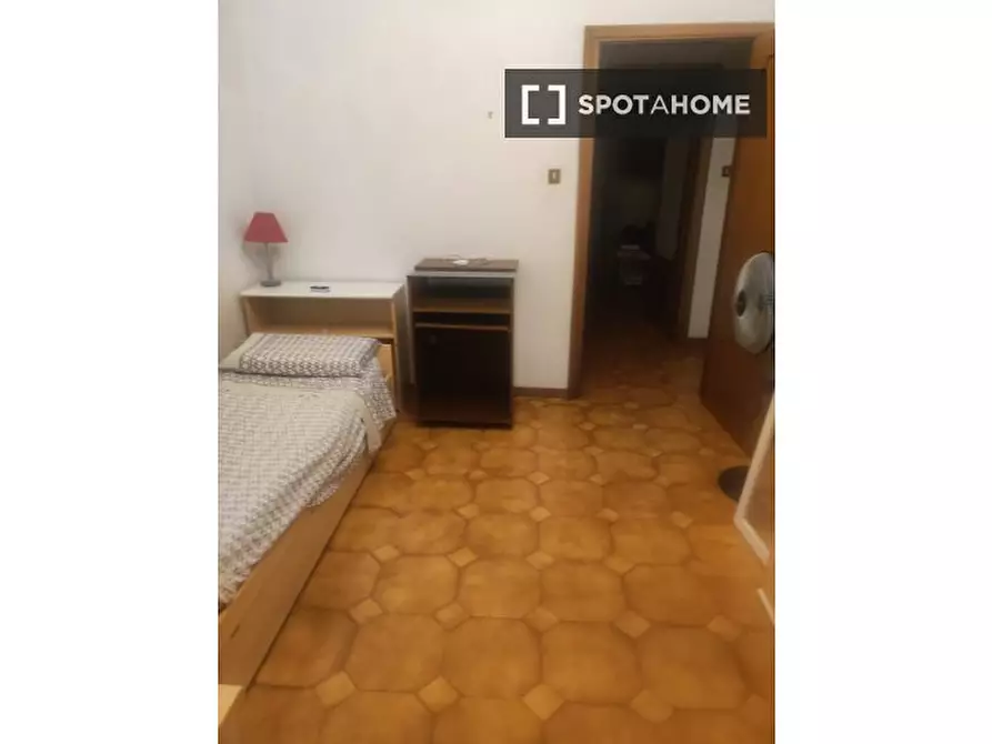 Immagine 2 di Camera condivisa in affitto  in Viale Eritrea a Roma