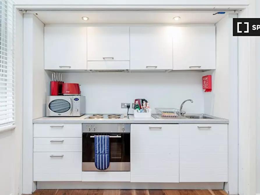 Immagine 5 di Appartamento in affitto  in Dyer's Buildings a Camden Town