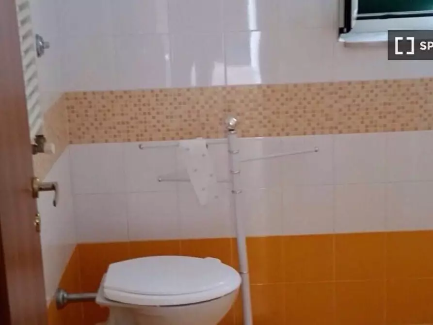 Immagine 19 di Camera condivisa in affitto  in Piazzetta Luigi Settembrini a Napoli