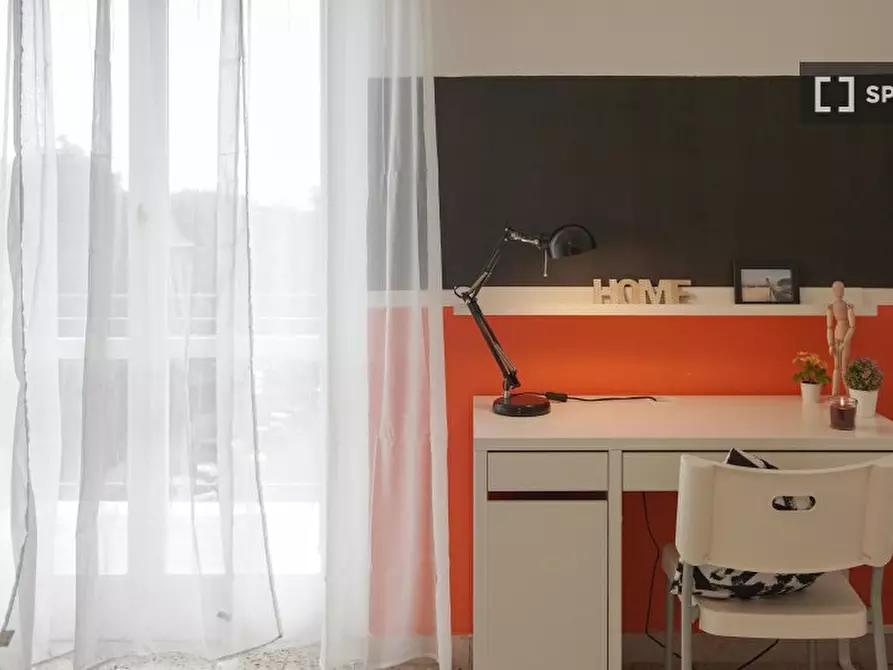 Immagine 6 di Camera condivisa in affitto  in Via Colli Aminei a Napoli